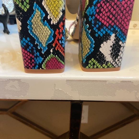 NWOT OR BOX.  FASHION NOVA MULTICOLORED SNAKE PRINT SANDAL SIZE 7.5 - Picture 5 of 11